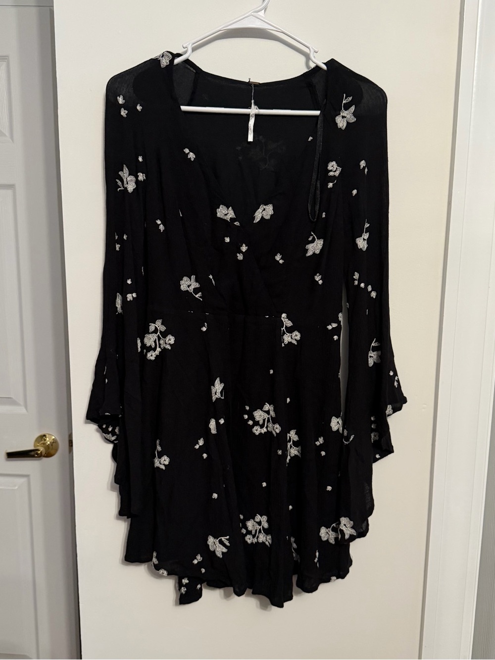 FREE PEOPLE Black Floral V-Neck Women's Dress angel wing‎ sleeves